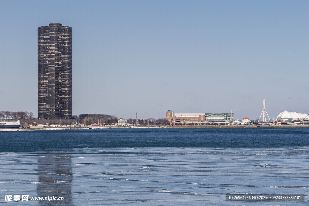海滨高楼与平静水面景观