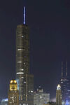 芝加哥夜景中的高耸摩天楼