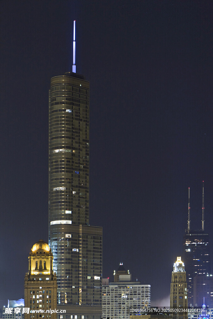 芝加哥夜景中的高耸摩天楼