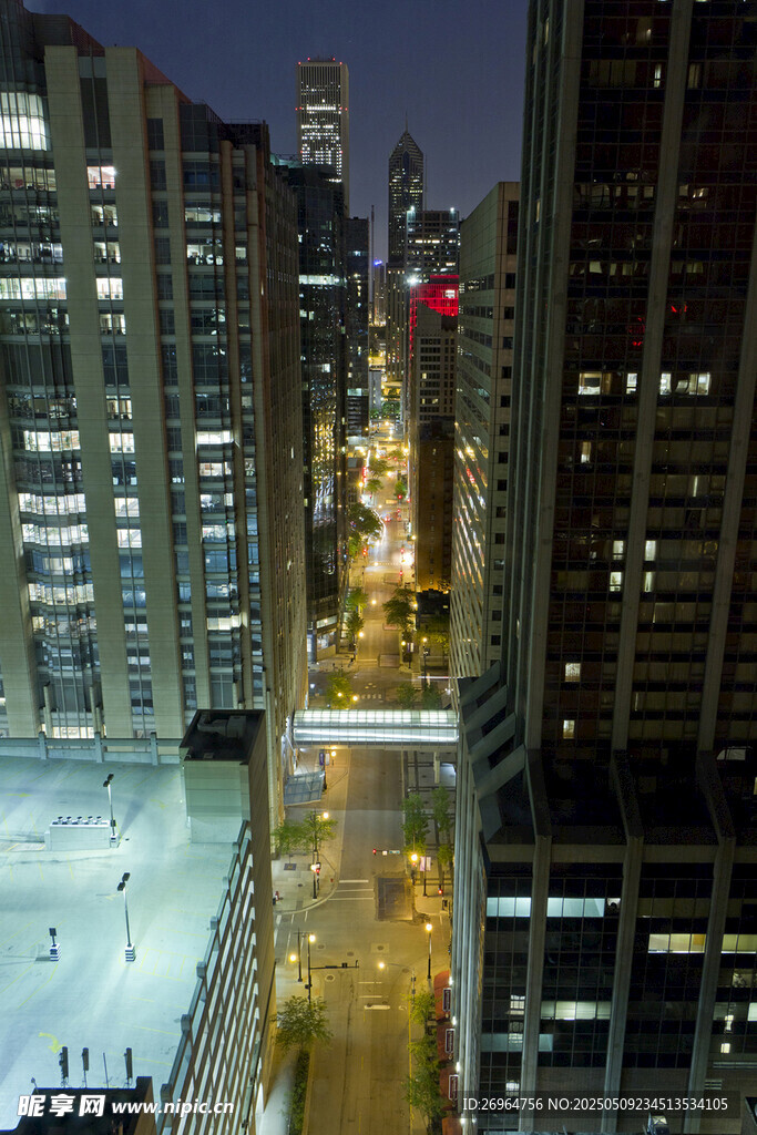 城市夜景中的高楼与街道