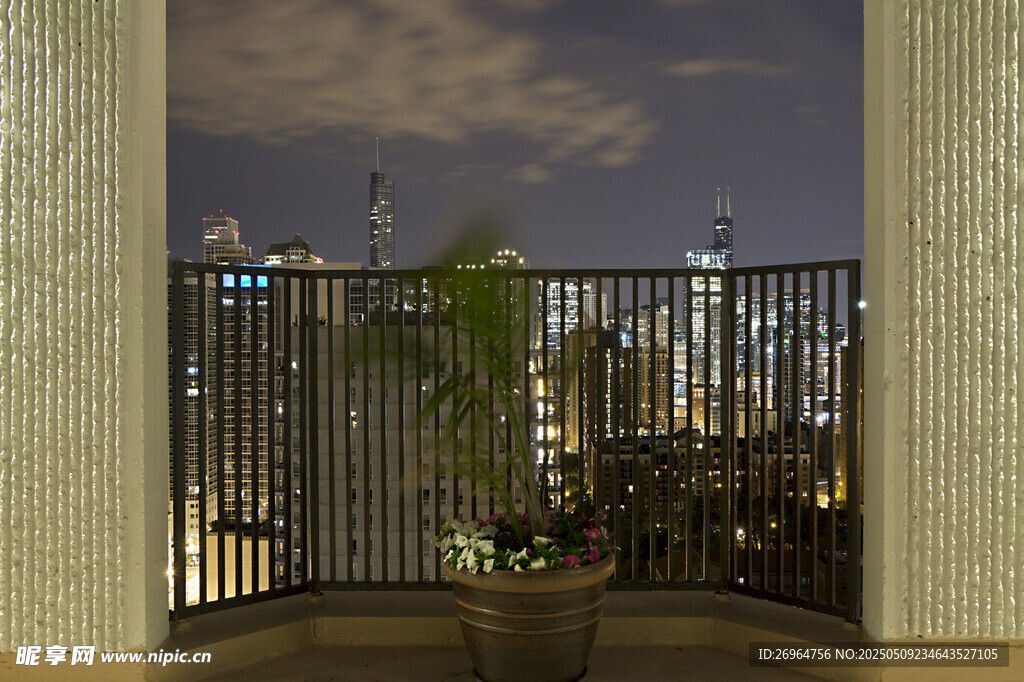 夜晚阳台俯瞰城市景观