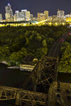 城市夜景中的桥梁与灯火