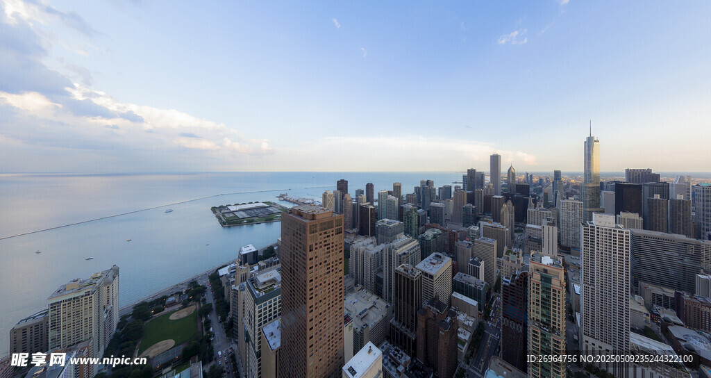 城市天际线与辽阔海景