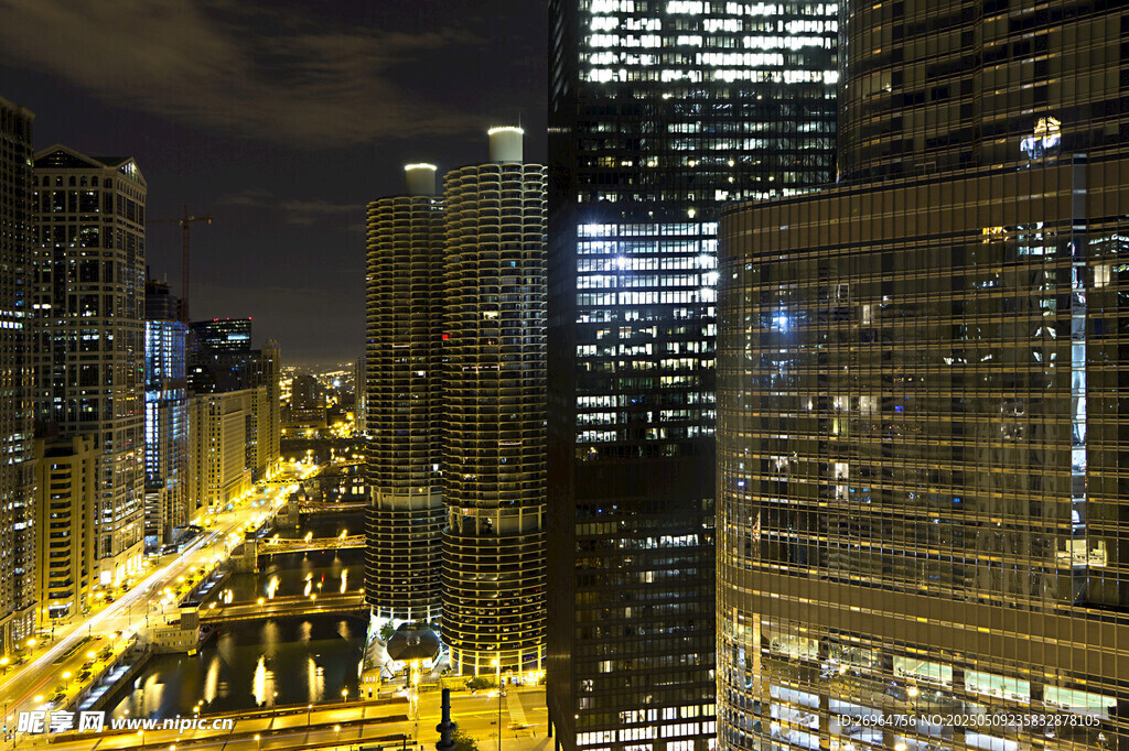 城市夜景中的高楼与车流