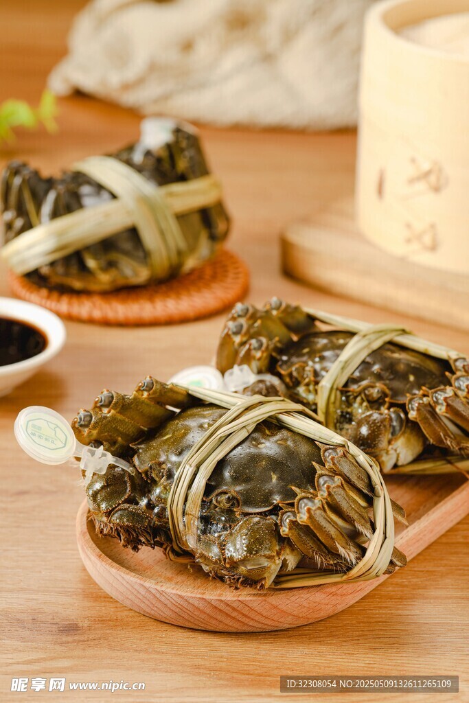 美味清蒸大闸蟹摆放在盘