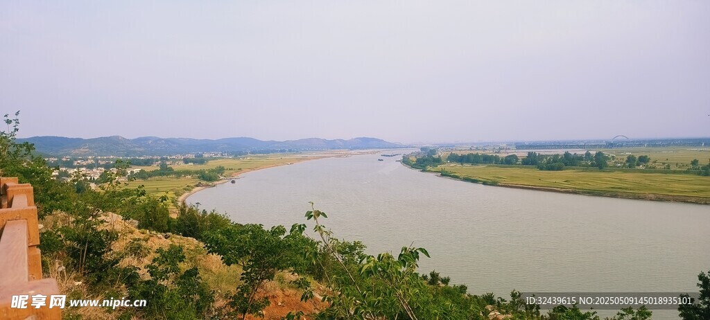 壮丽河畔风光