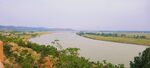广阔河岸风光