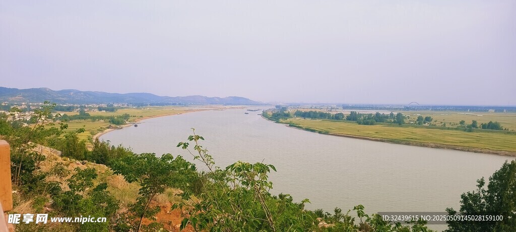 广阔河岸风光