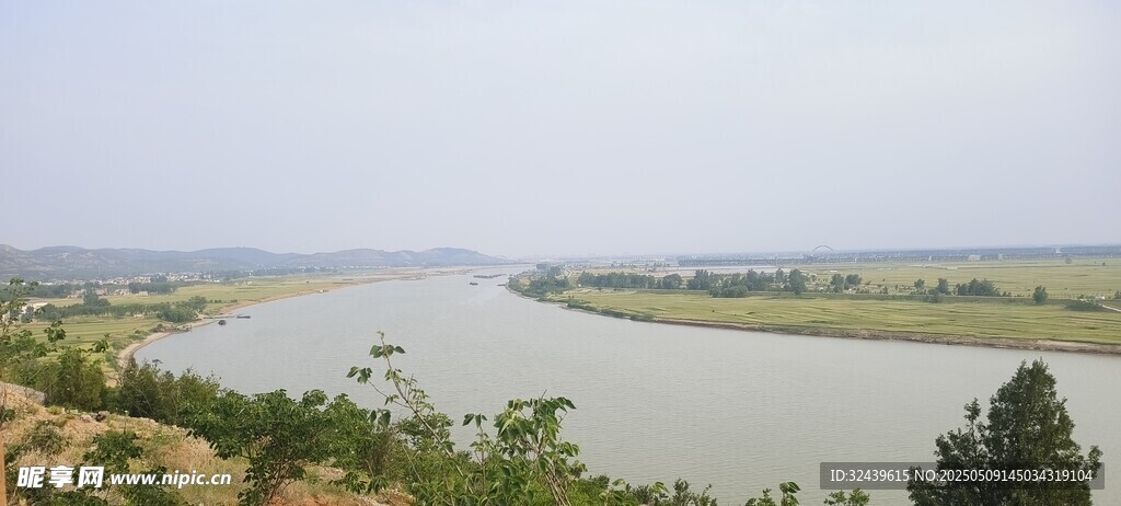 蜿蜒河流与两岸风光
