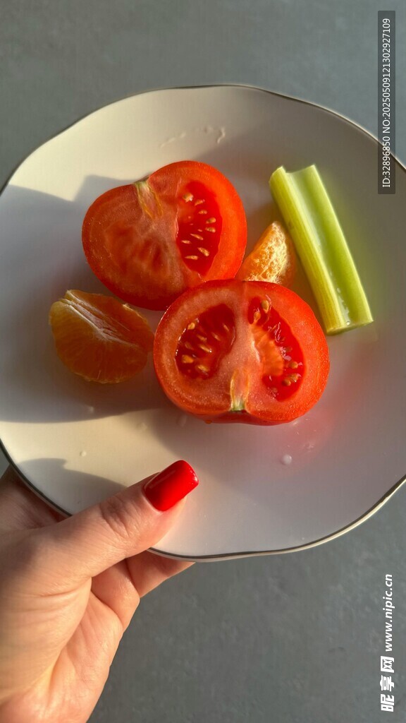 手托盘上的番茄与芹菜