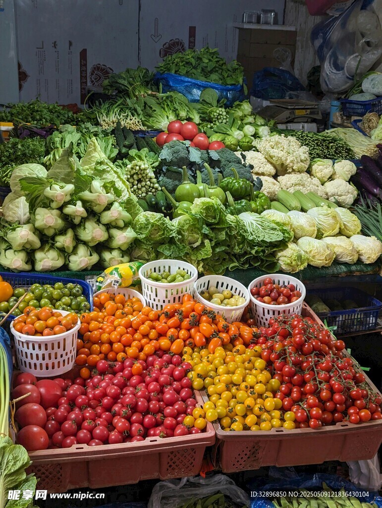 多彩新鲜蔬菜摆满摊位