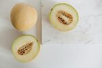 切开的甜瓜与完整甜瓜