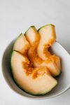 碗中切块的新鲜哈密瓜