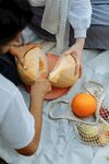野餐场景中的美食与水果