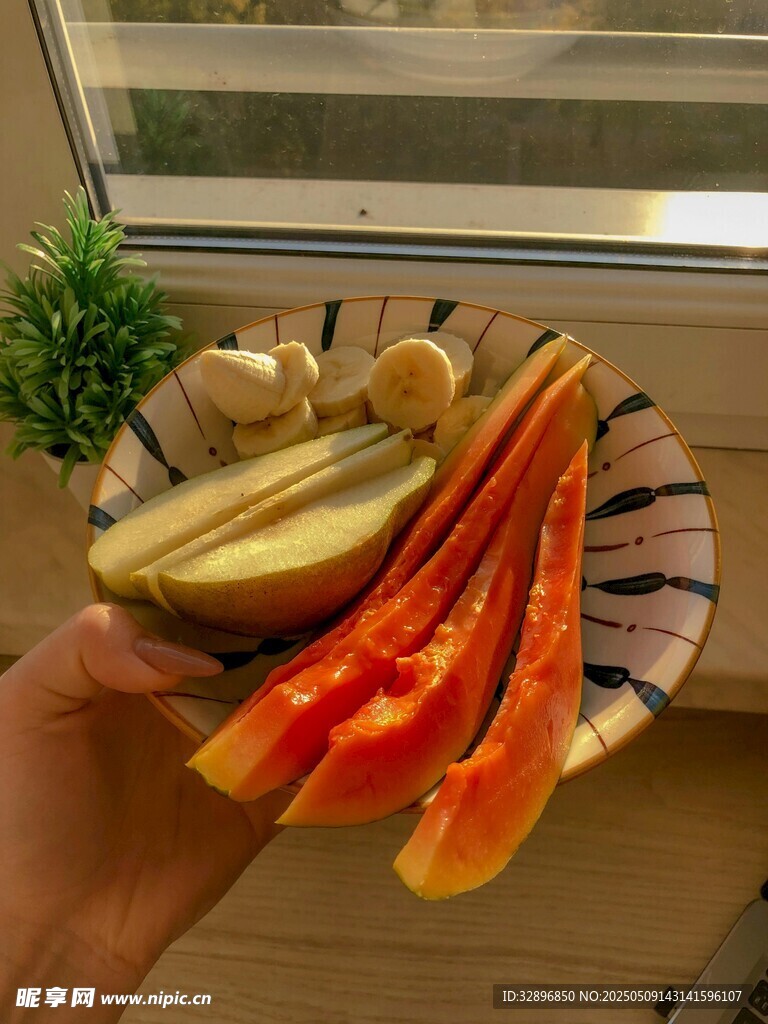 手捧多彩果蔬拼盘