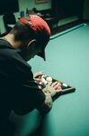 男子专注打台球瞬间