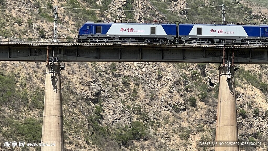 小镇里穿梭的列车