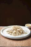 一盘美味饺子配蘸料
