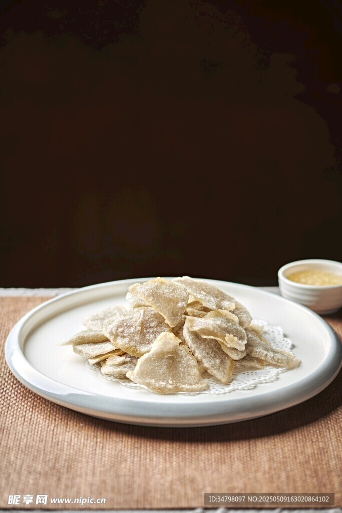 一盘美味饺子配蘸料