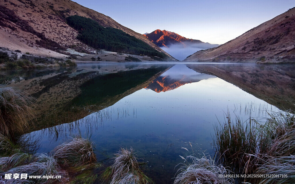 山间静谧湖水风景如画