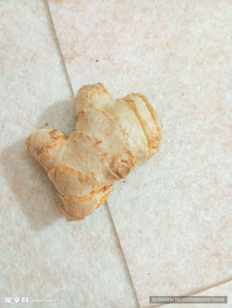 实拍一块新鲜生姜特写