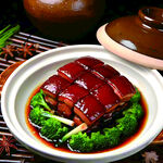 美味东坡肉摆于盘中