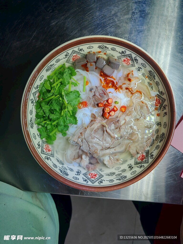 美味营养的肉片蔬菜粥