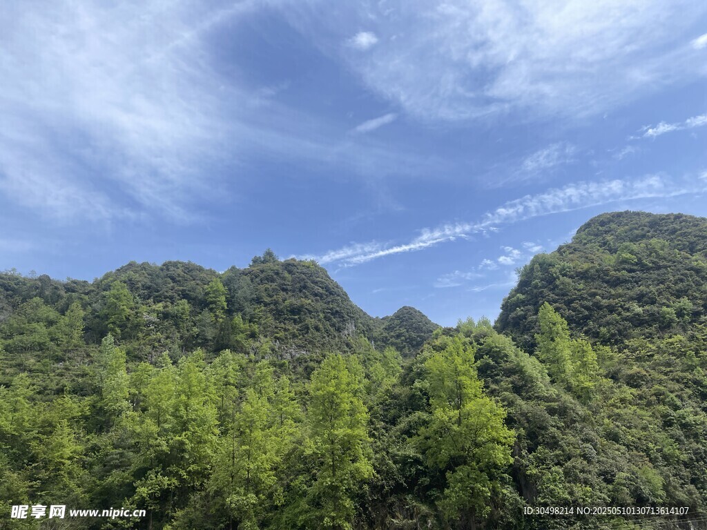 青山绿树间的蓝天美景
