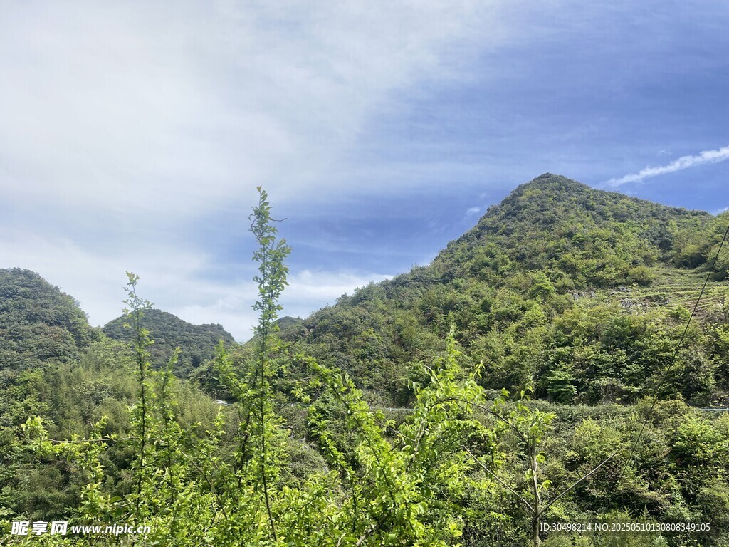 青山绿野间的自然美景