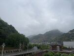 山间云雾缭绕的村落景致
