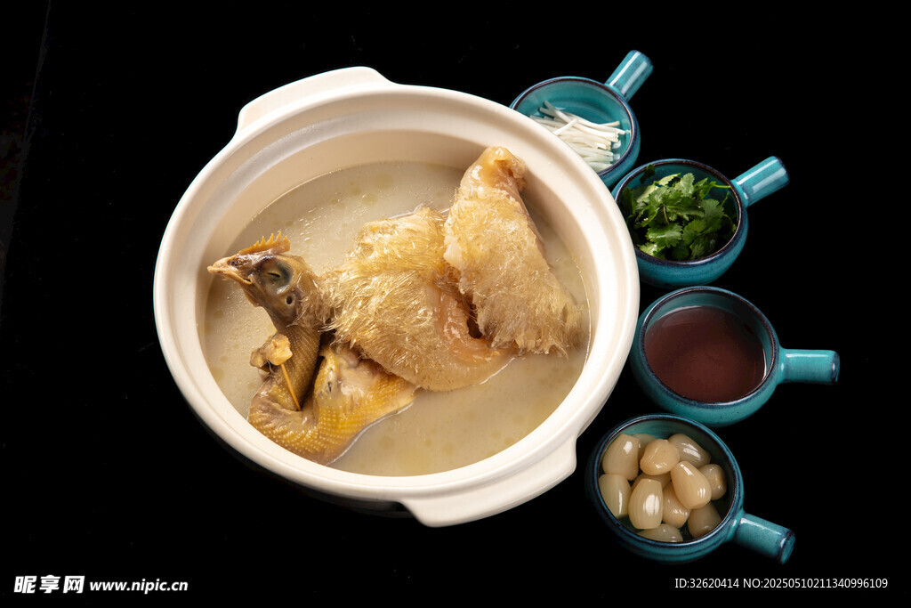 滋补鸡汤 
