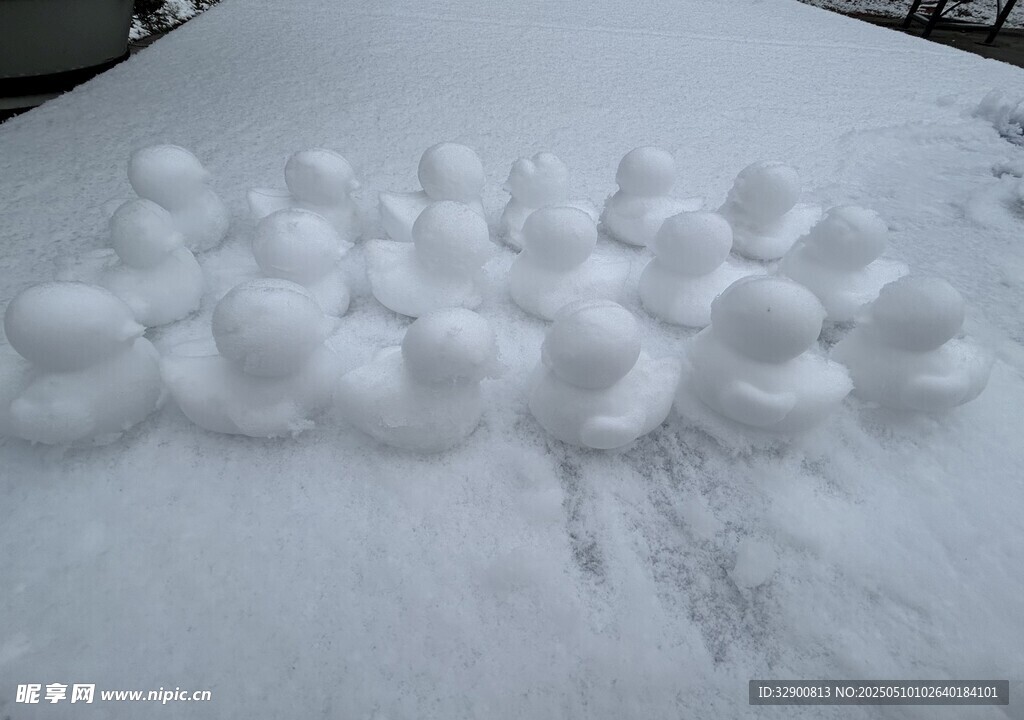 雪地中的白色圆球堆
