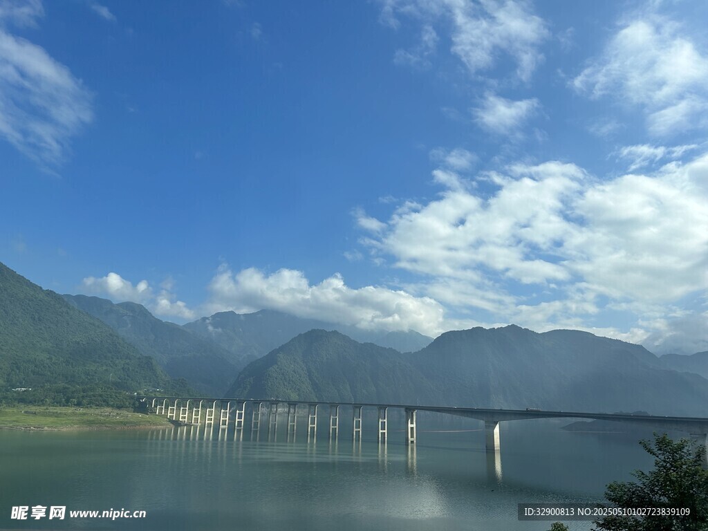 山水间的桥梁美景