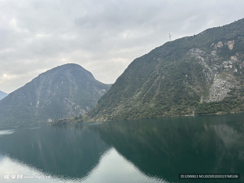 宁静山水间的湖光山色