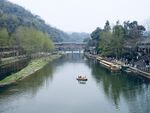 河畔小船伴两岸秀丽风光