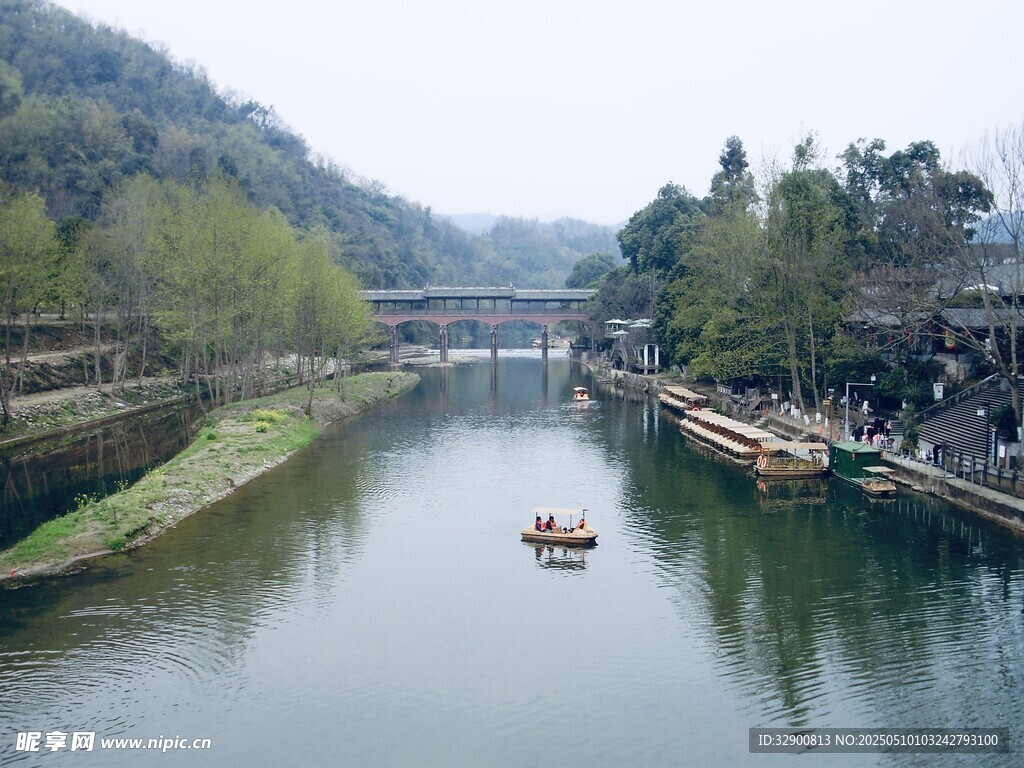 河畔小船伴两岸秀丽风光