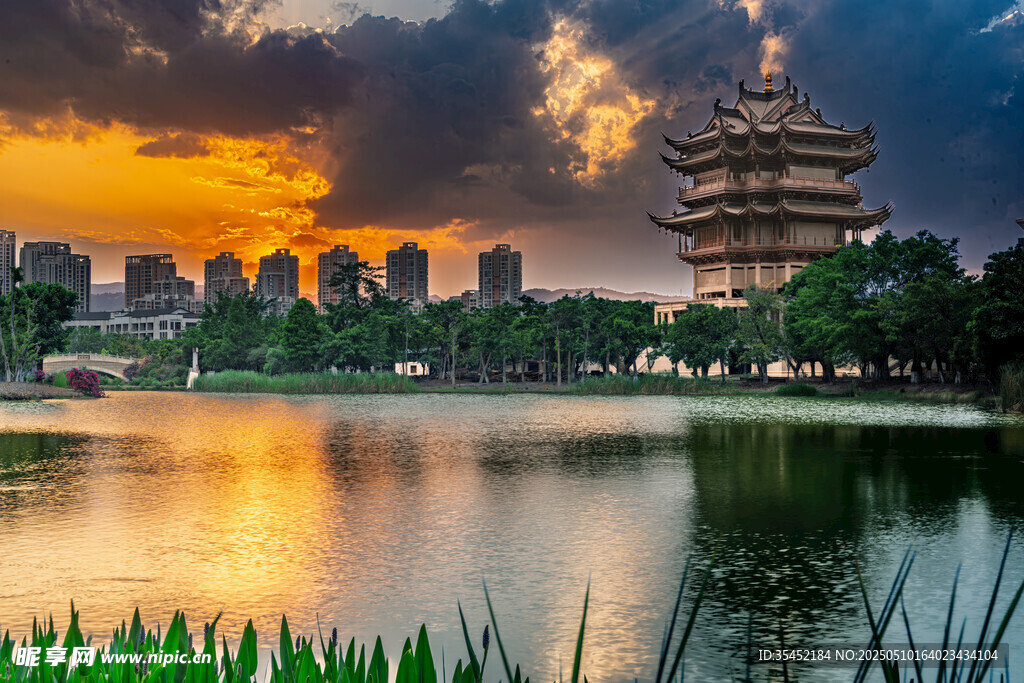 湖畔古塔