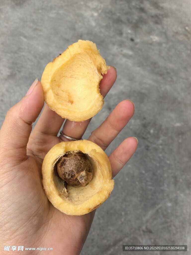 手捧剥开的美味水蒲桃