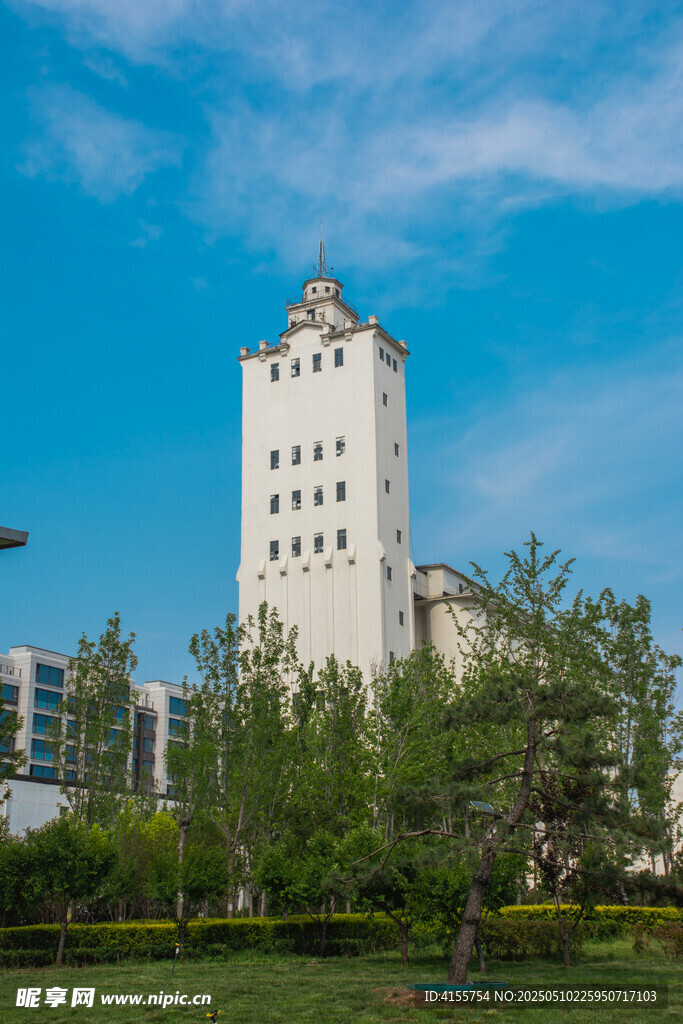 城市中的白色高塔建筑