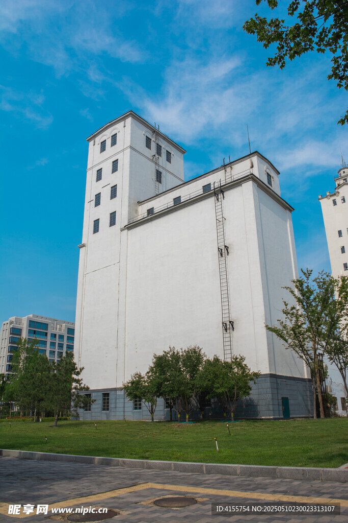 白色高大建筑与蓝天绿树