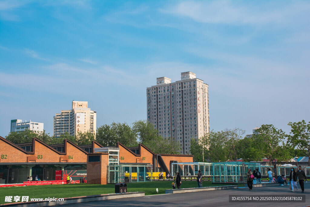 城市旁多彩建筑景观