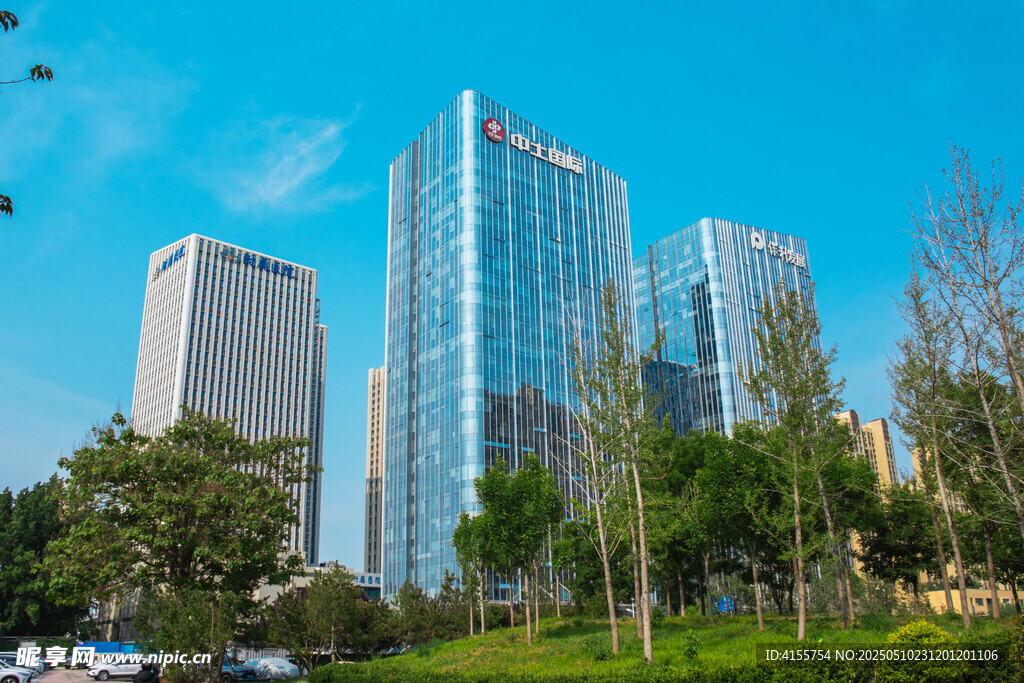 城市高楼与绿地景观