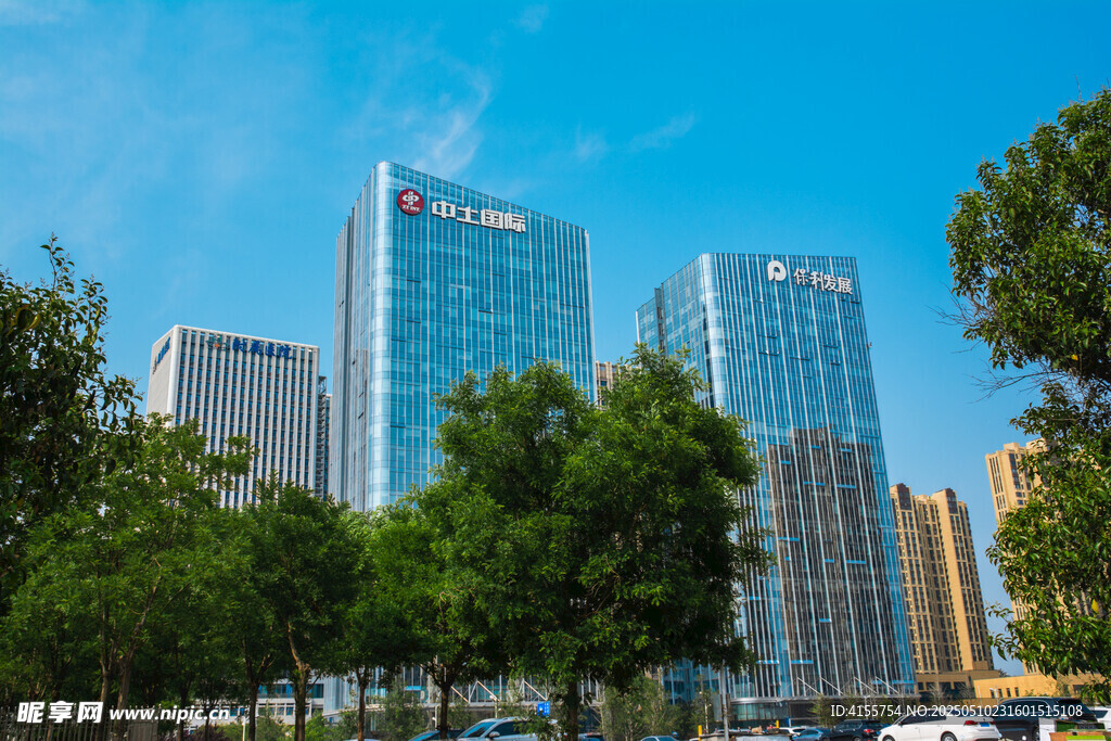 城市高楼与绿树景观