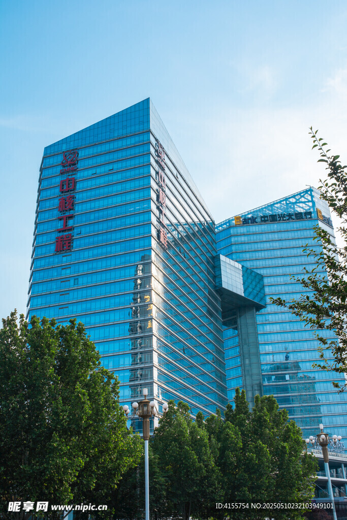现代都市玻璃幕墙高楼大厦