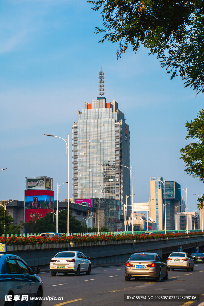 城市道路旁的高楼景观