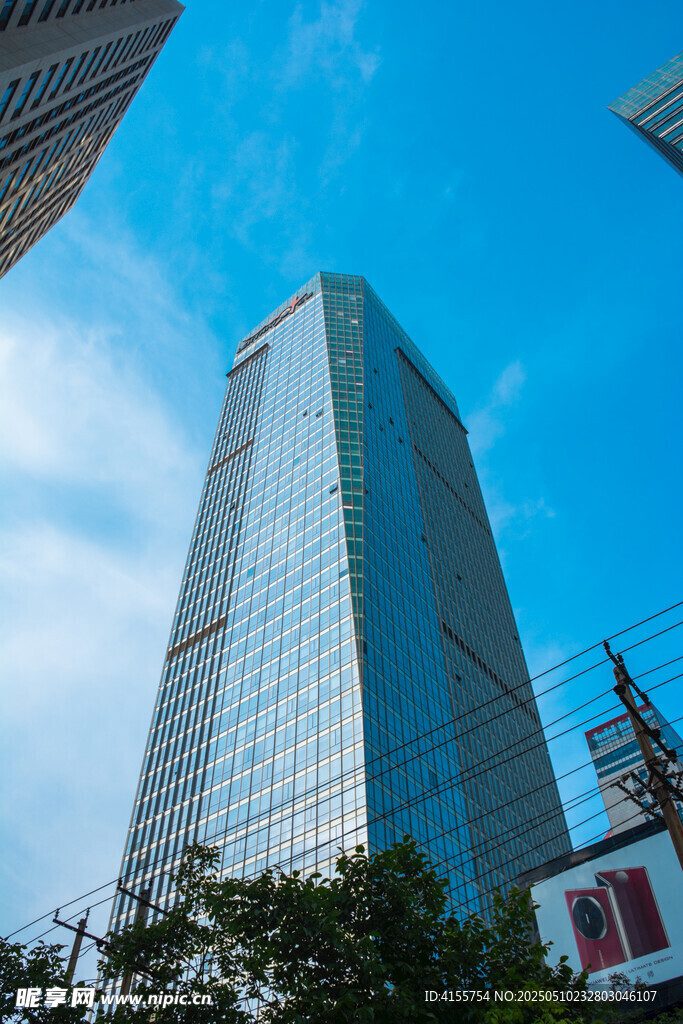 摩天大楼矗立城市蓝天