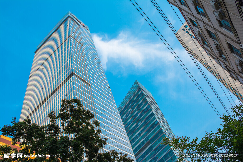 都市摩天大楼仰视美景