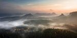 日出云海中的山峦美景