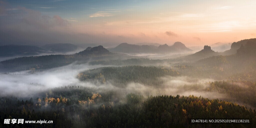 日出云海中的山峦美景