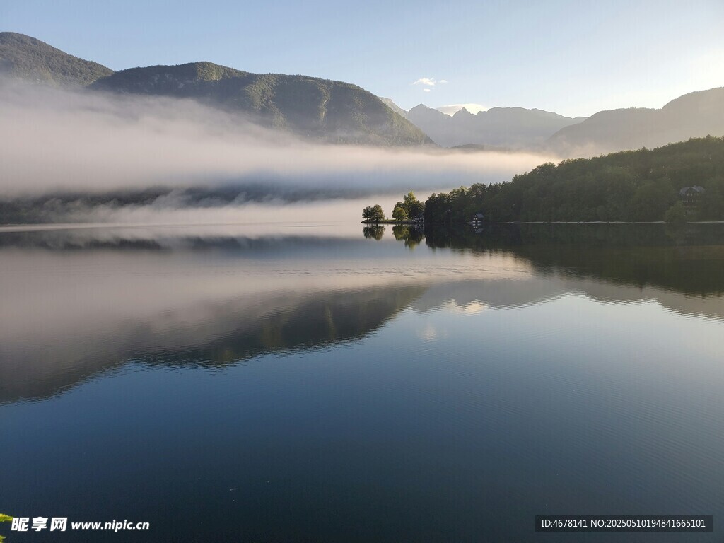 宁静山水湖景倒影如画